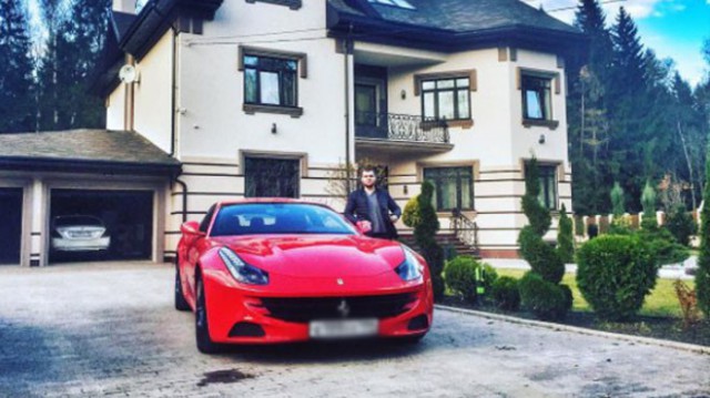 Суд оштрафовал сына "куриного короля" на красном Ferrari на 1600 рублей