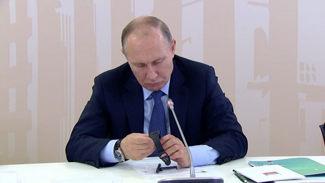 Путин пошутил над российским «умным» браслетом