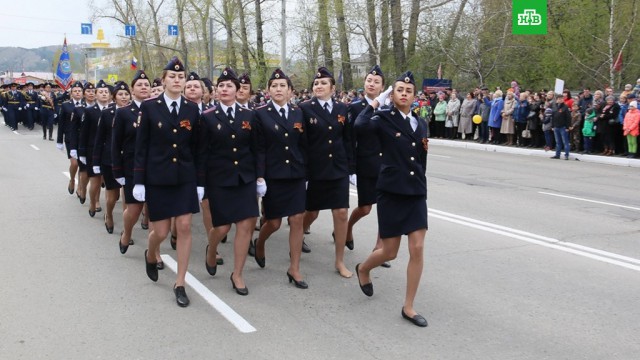 Маршировавшую на параде без туфли сотрудницу МВД наградили за мужество