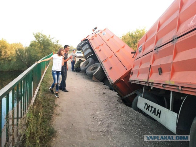 Перегруженный камаз проломил мост