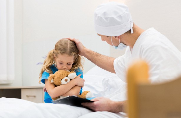 Прожившую всю жизнь в московской клинике девочку забрали новые родители 