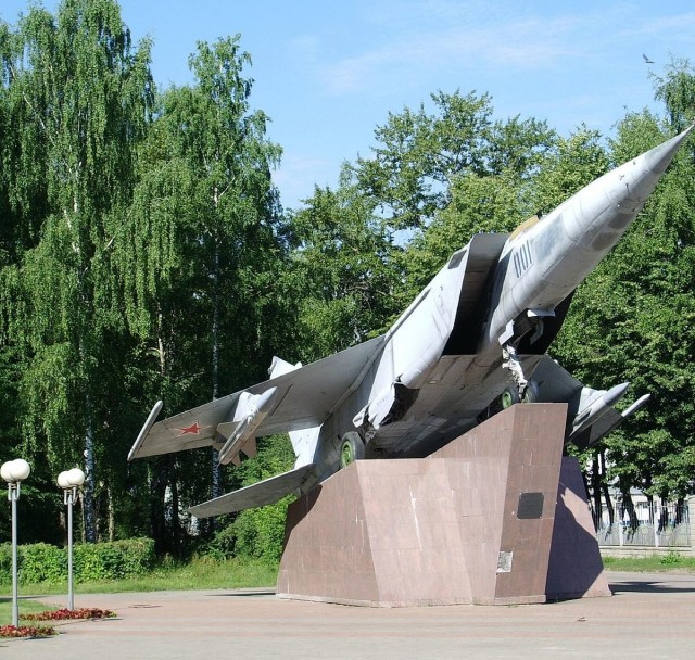 Памятник в городском парке г. Истра