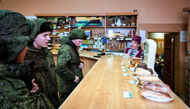 Мы бежали со всех ног: кто - в «чапок», а кто - в «чепок»… Помните, как это было в советской армии?
