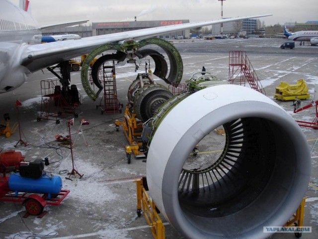 Замена двигателя на самолете (6 фото)