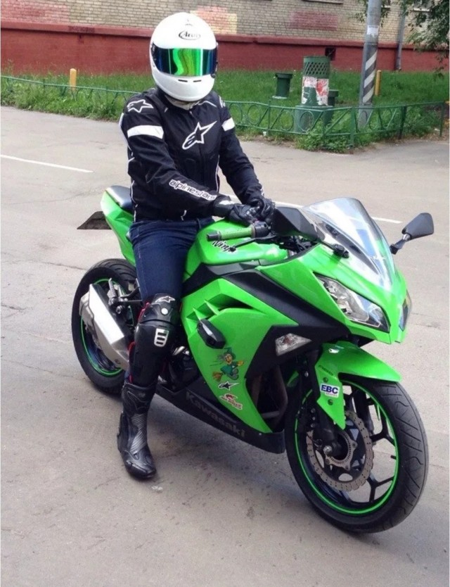 А чë у них шлемы тонированы? Штрафовать нннадо