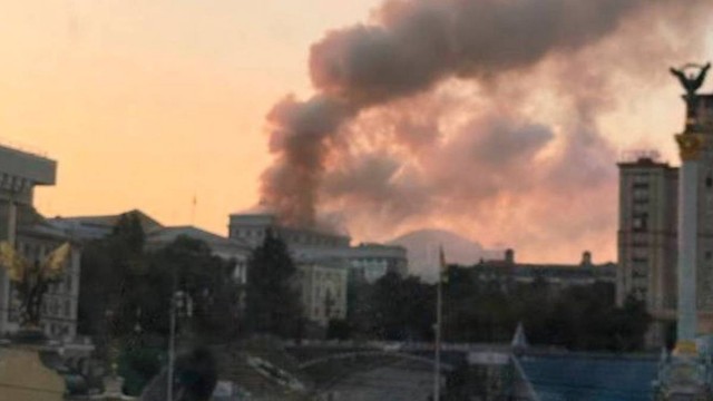 В Киеве после прилета загорелось здание кабмина