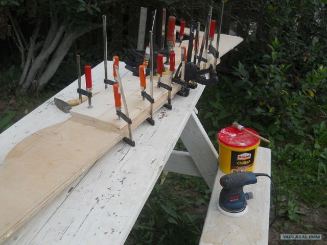 Кровать в форме машины.