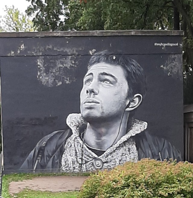 Портрет Сергей Бодрова на фасаде дома 34 на Кременчугской улице в Москве