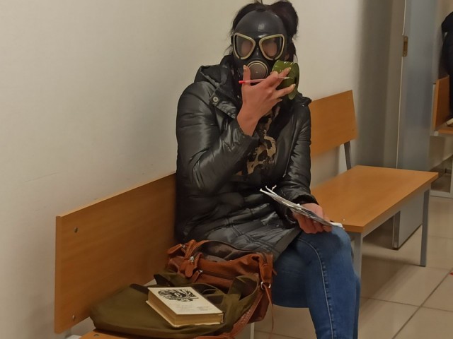 Штурмовавшая кабинет главы волгоградского Роспотребнадзора активистка пришла в суд в противогазе