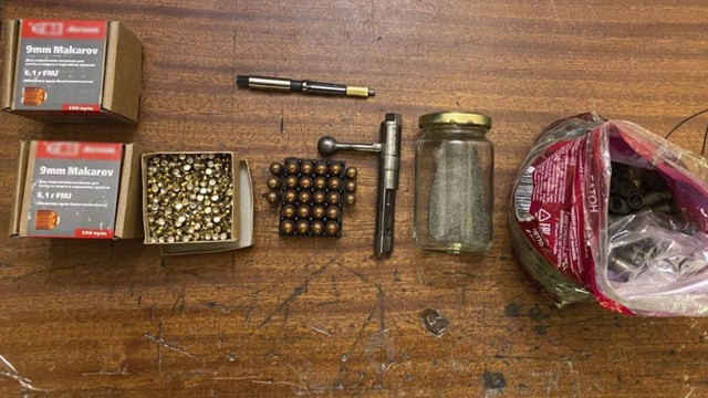 У 59-летнего москвича в квартире на Большой Филевской нашли мастерскую по производству оружия и склад патронов