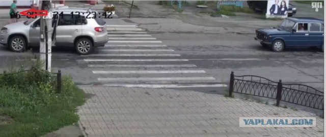 В кои-то веки нашелся велосипедист, соблюдающий правила - и на тебе!