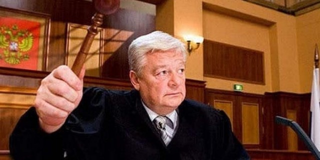 В Казани, в парке женщина  напала на мужика, но не подумала что после этого она автоматически станет спарринг-партнёром