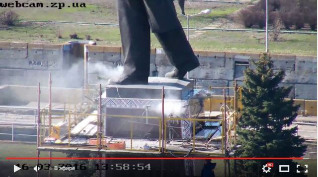 Демонтаж памятника Ленину в Запорожье