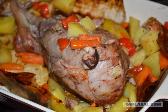 Голень индейки с овощами