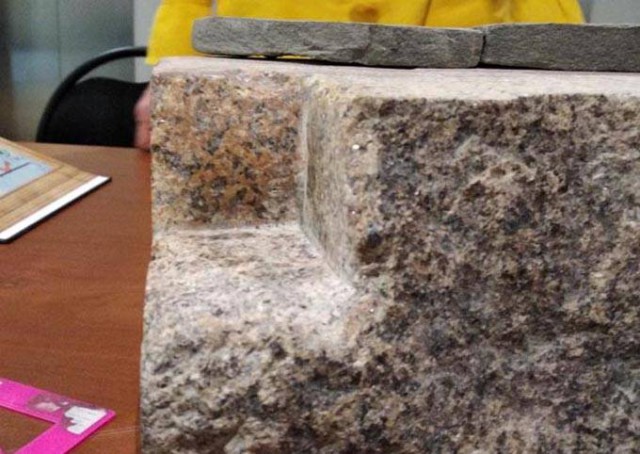 Внутренний трёхгранный угол в граните. Вручную. Кремнем