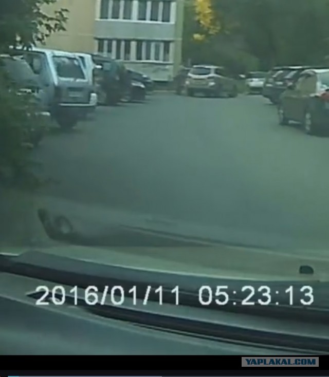 В Красноярском крае военный избил мужчину и его мать из-за спора на парковке