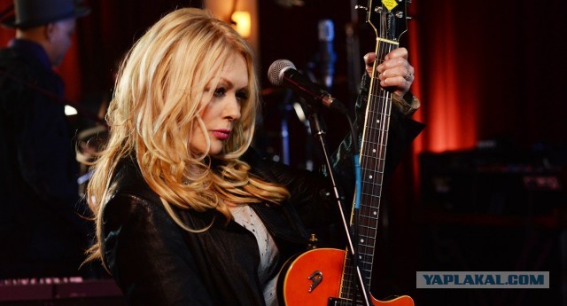 Достала ваша политика.  Девушки музыкальные