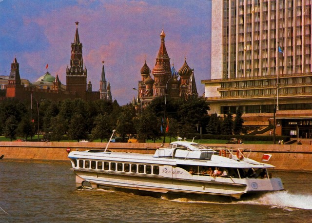 У причала «Киевский» москвичи выстроились в мааааленькую очередь к речным трамвайчикам