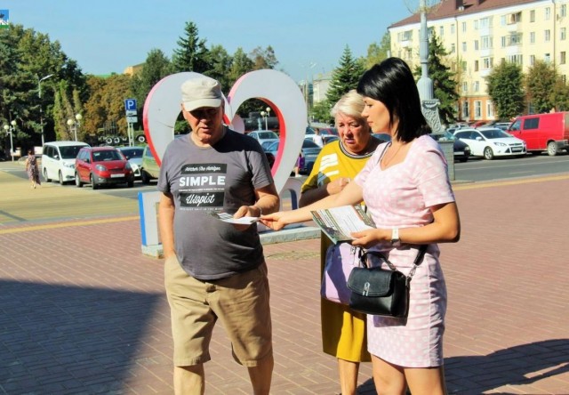 В Орле мужчинам на улицах начали вручать листовки - призывы на СВО.