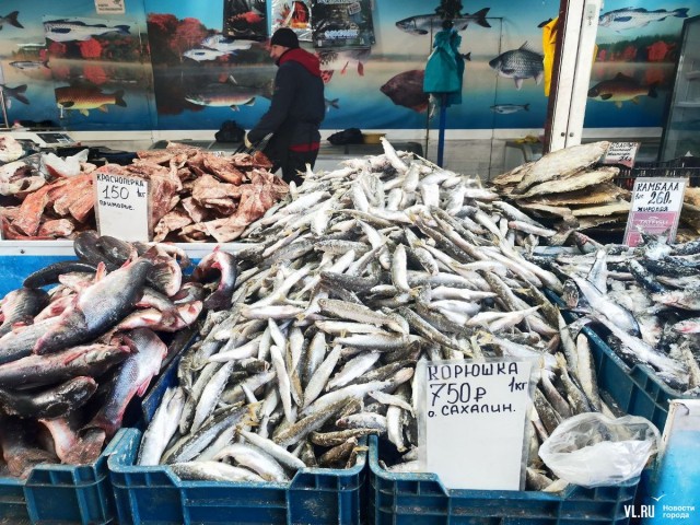 Владивосток, рынок : корюшка по цене нерки