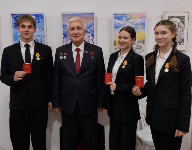 Мурманских школьников торжественно наградили медалями в честь 80-летия Победы