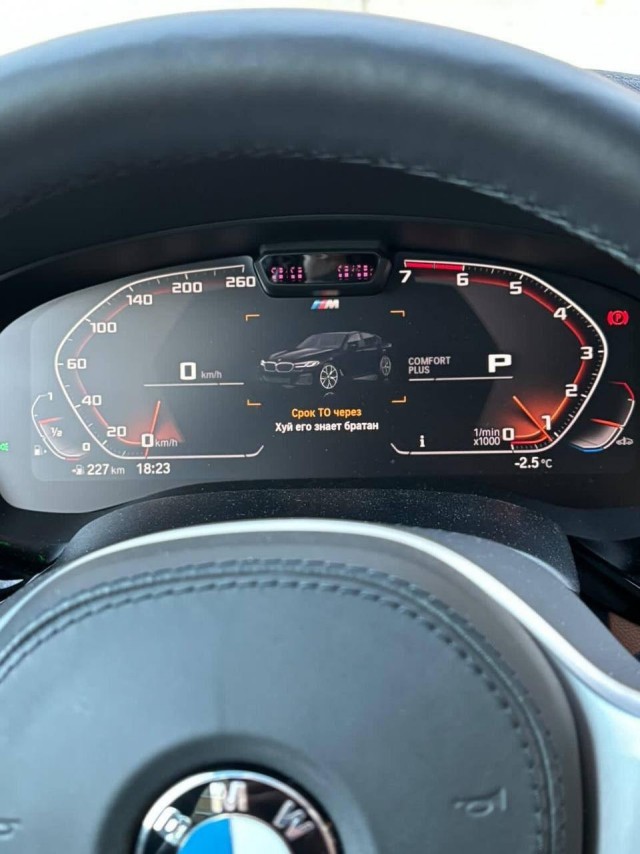Мужик перепрошил приборную панель BMW