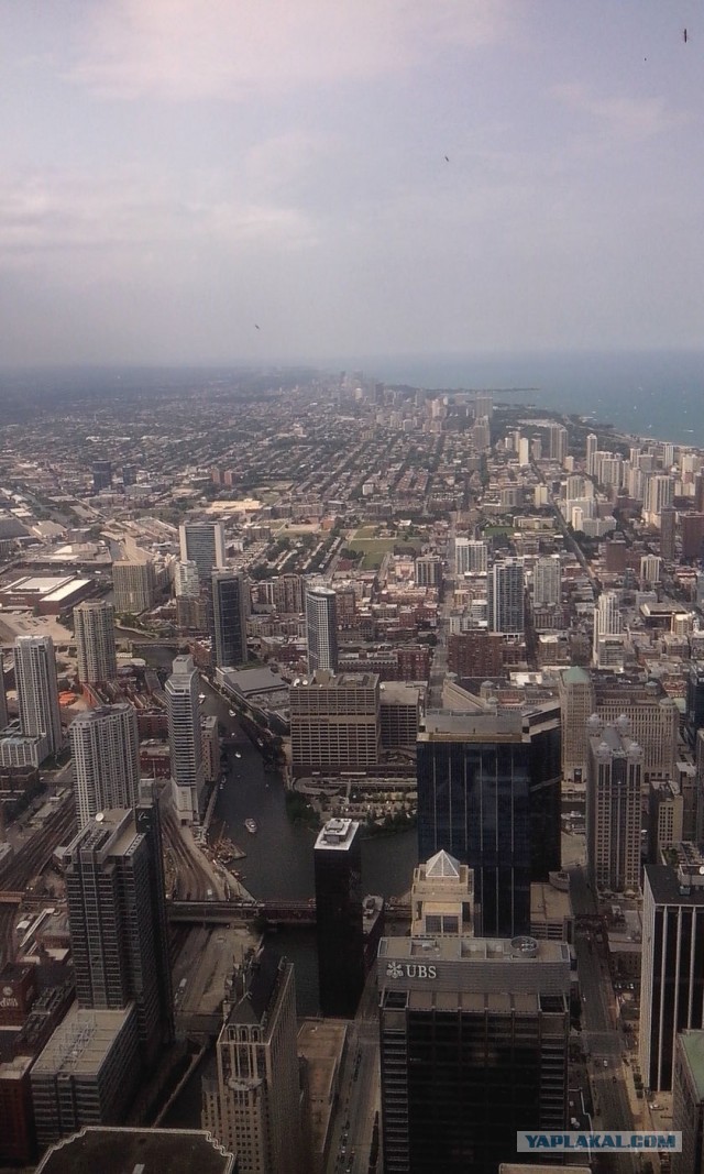 С небоскреба Willis Tower падают кирпичи