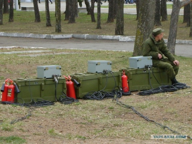 Праздничный военный салют