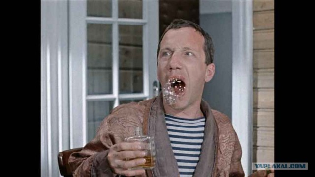 Иностранцы пробуют русский самогон