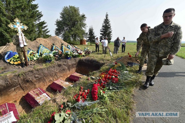 Под Киевом захоронили 20 советских солдат