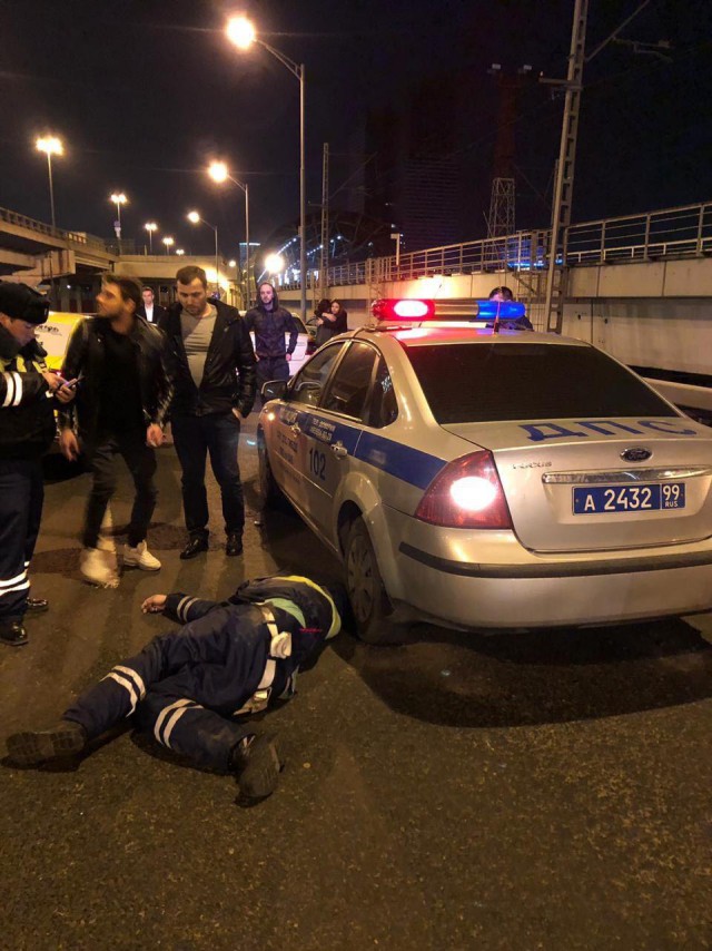 В Москве лишенный прав таксист сбил сотрудника ДПС