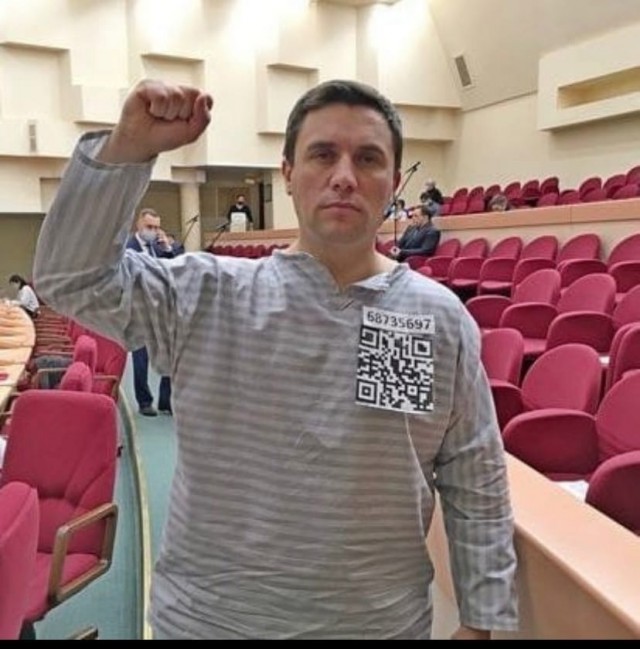 Коммунист Николай Бондаренко пришел на заседание думы в тюремной робе
