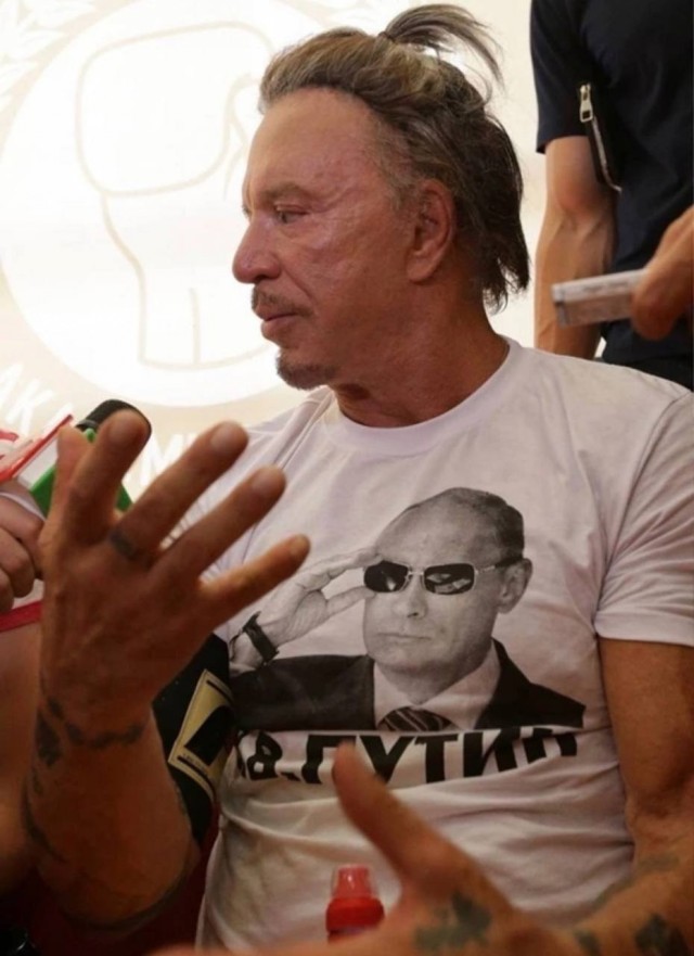 В Британии Микки Рурк пришёл на съёмки в футболке с изображением Путина