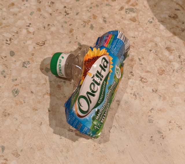 А Вы мнёте пластик, прежде чем выбросить в мусорный пакет?