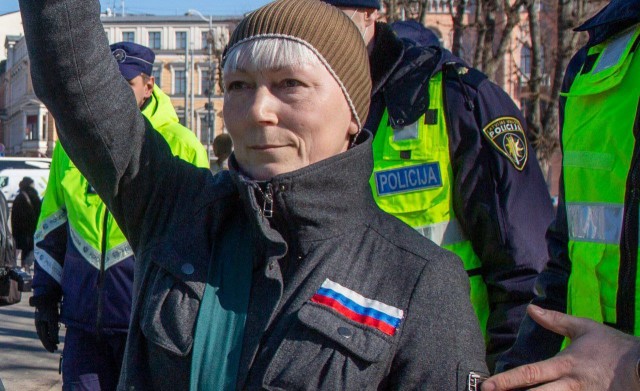В Латвии активистку Елену Крейле приговорили к 3 годам тюрьмы за демонстрацию в окне российского флага
