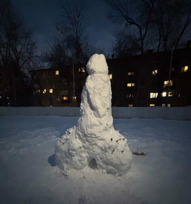 В Екатеринбурге снова появились пенисы из снега — в прошлом году власти обещали с ними бороться и предлагали за них наказывать