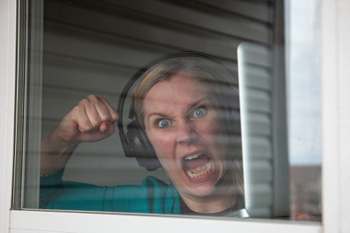 Прослушивание музыки в наушниках на высокой громкости может вызвать слабоумие