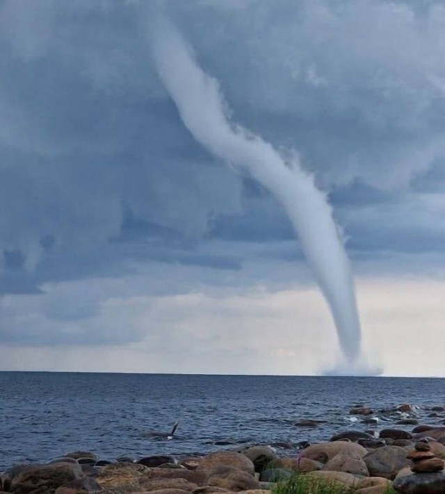  На Ладожском озере заметили водяной смерч
