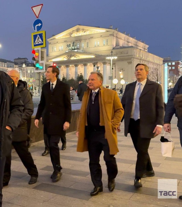 Дмитриев, Уиткофф и Кушнер прогулялись по центру Москвы перед переговорами в Кремле