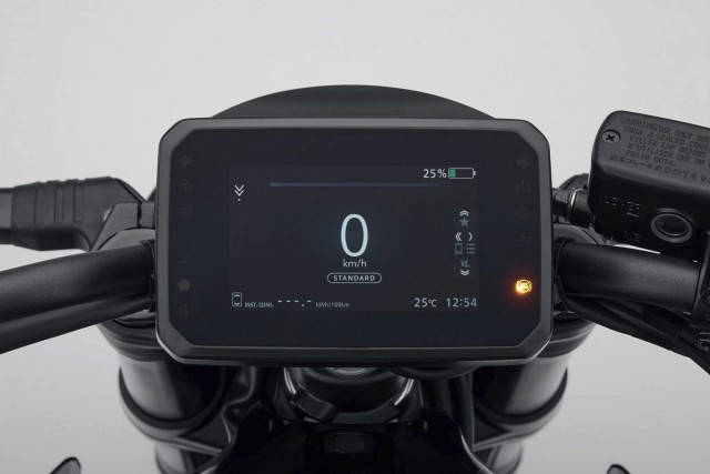 Honda начала продажи своего первого электромотоцикла. Цена новинки - от 1,3 млн рублей
