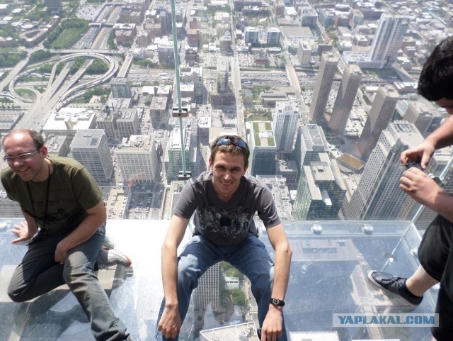 С небоскреба Willis Tower падают кирпичи