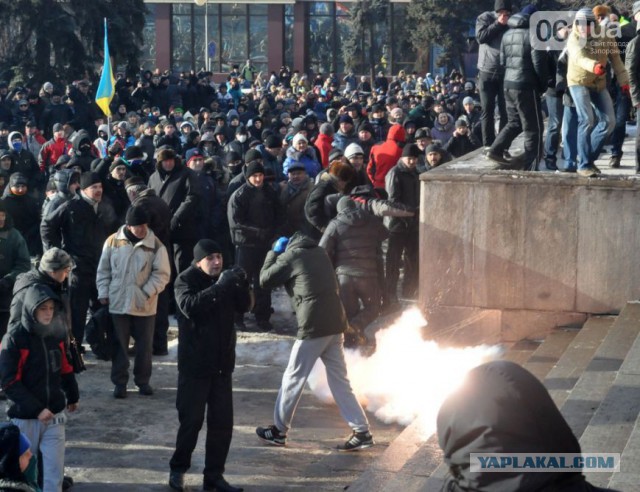 В Запорожье начался штурм здания обладминистрии