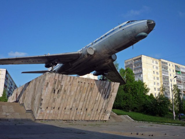Самолет во дворе
