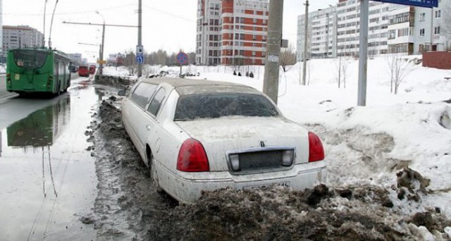 В казанском сугробе обнаружили лимузин-«подснежник»