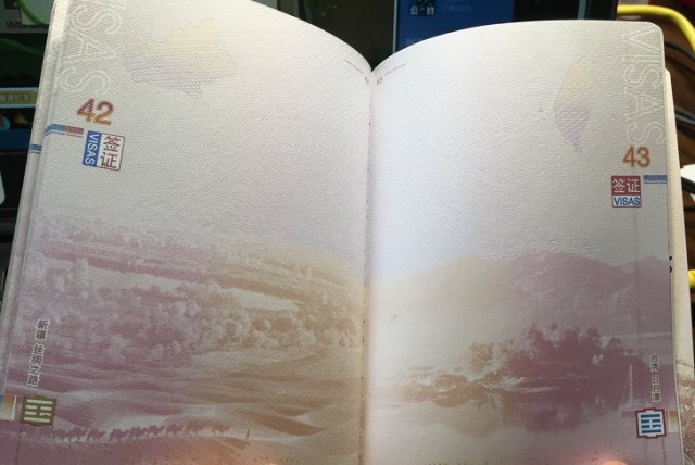 Что находится внутри паспортов у жителей разных стран