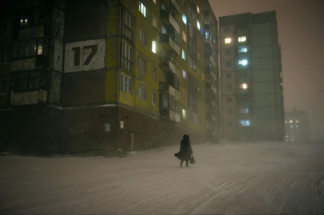 Фотограф снимает окраины города, превращая действительность в кадры «Бегущего по лезвию»