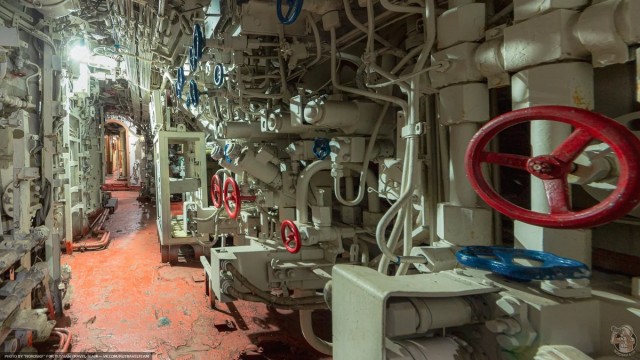 Как 2000 тонная подлодка высотой с пятиэтажку оказалась в Тольятти?