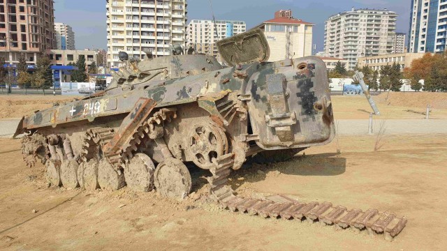 Выставка трофейной военной техники в Баку