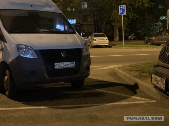 Парковка быдла на местах для инвалидов