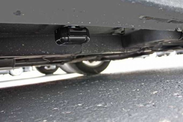 Шпионский жучок обнаружили под днищем автомобиля сотрудницы московской компании – производителя ядерного топлива